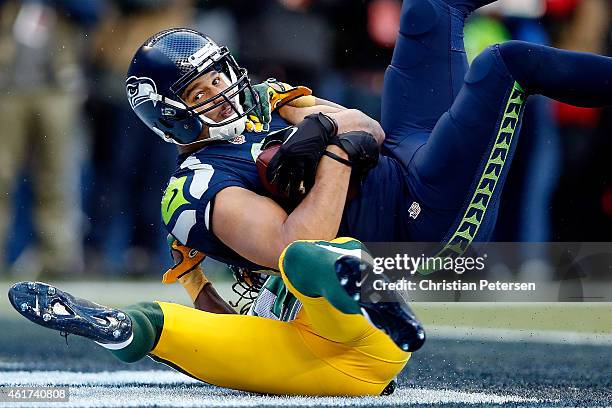 Jermaine Kearse of the Seattle Seahawks catches a 35 yard game-winning touchdown in overtime against the Green Bay Packers during the 2015 NFC...