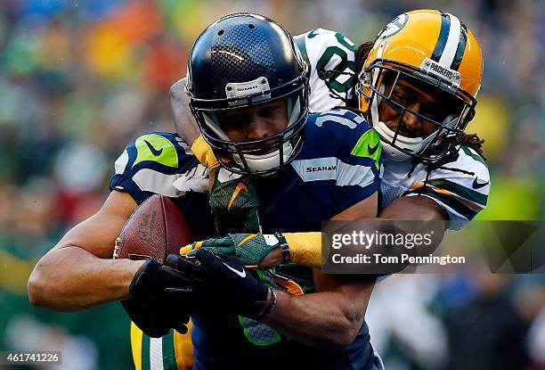 Jermaine Kearse of the Seattle Seahawks catches a 35 yard game-winning touchdown in overtime against the Green Bay Packers during the 2015 NFC...