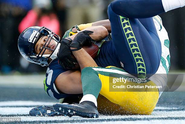 Jermaine Kearse of the Seattle Seahawks catches a 35 yard game-winning touchdown in overtime against the Green Bay Packers during the 2015 NFC...