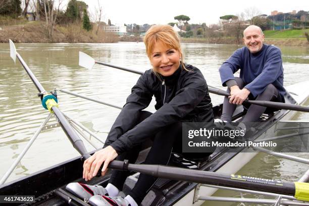 The Italian writer and journalist Lilli Gruber and her husband, French journalist and writer Jacques Charmelot canoeing on the river Tiber. Rome, 10...