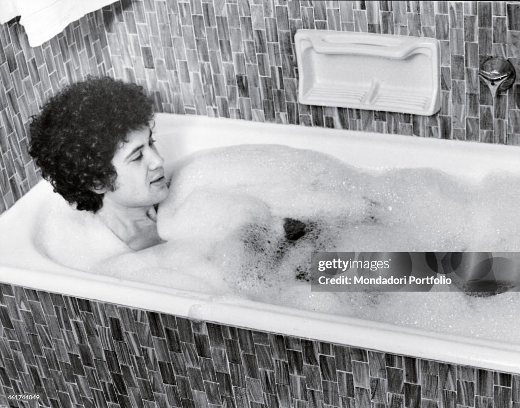Lucio Battisti relaxing in the tub