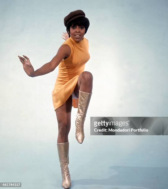 Wearing a close-fitting dress, a hat and gilded boots, the lively American show girl Lola Falana, born Loletha Elaine Falana, extemporizes a dance...