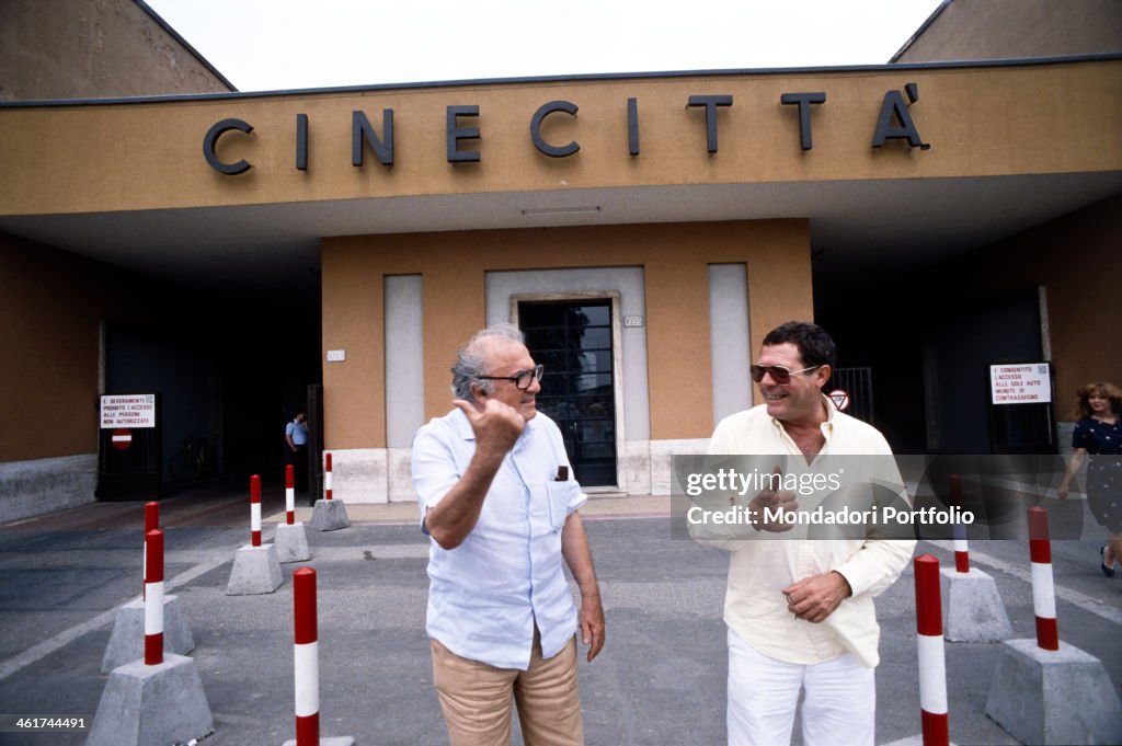Federico Fellini e Marcello Mastroianni pretend to be hitchhikers