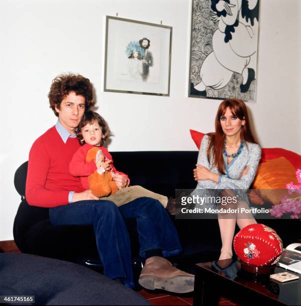 Italian actor and dubber Gabriele Lavia posing at home with his first wife Annarita Bartolomei and his son Lorenzo. Italy, 1970