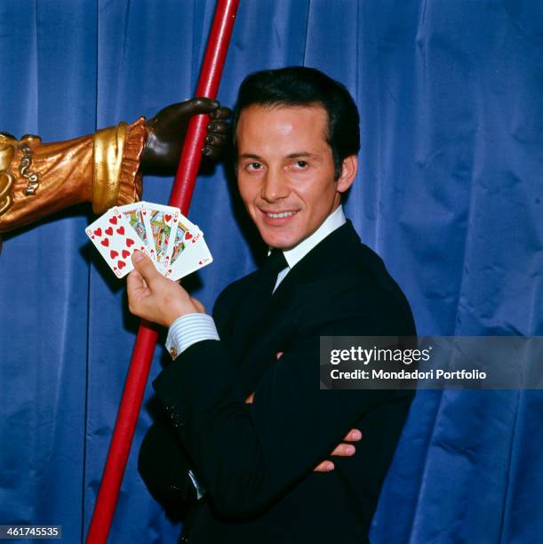 Italian illusionist known as Mago Silvan showing some playing cards. Italy, 1974