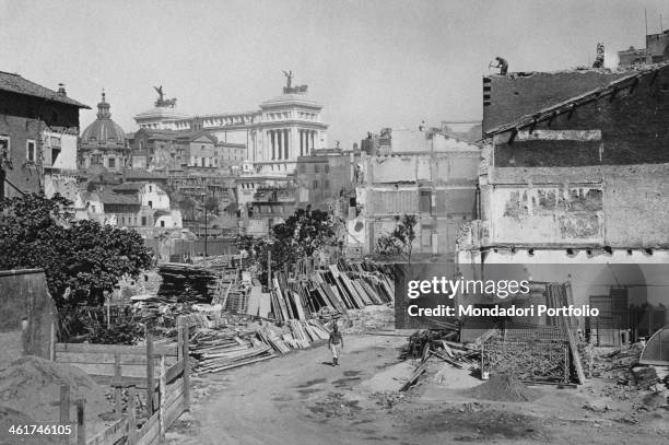 Demolitions in the capital. In the background, the Vittoriano . Rome, 1930s