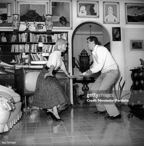 Swedish actress May Britt learning the Acrobatic Rock'n'Roll in her flat in Rome from her friend Salvatore Milizia who learned it during his last...