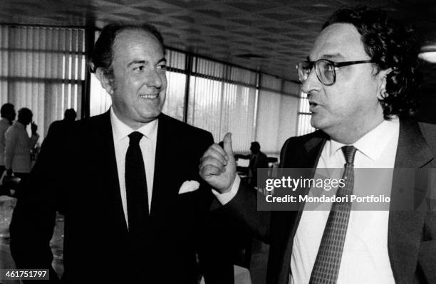 Italian politician Gianni De Michelis talking to a man. Italy, 1980s
