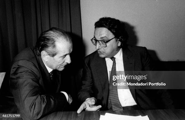 Italian politician Gianni De Michelis talking to Italian entrepreneur Luigi Lucchini. 1980s