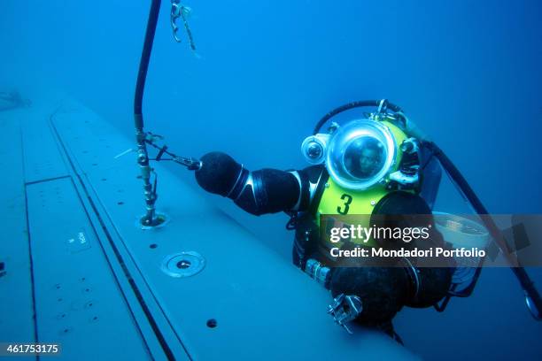 Deep Sea Sub Rescue Submarine Deep Dive Photos and Premium High Res Pictures - Getty Images