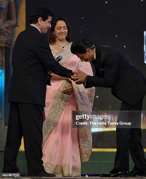 Jeetendra,Hema Malini and Shahrukh Khan in Life ok screen awards 2015.