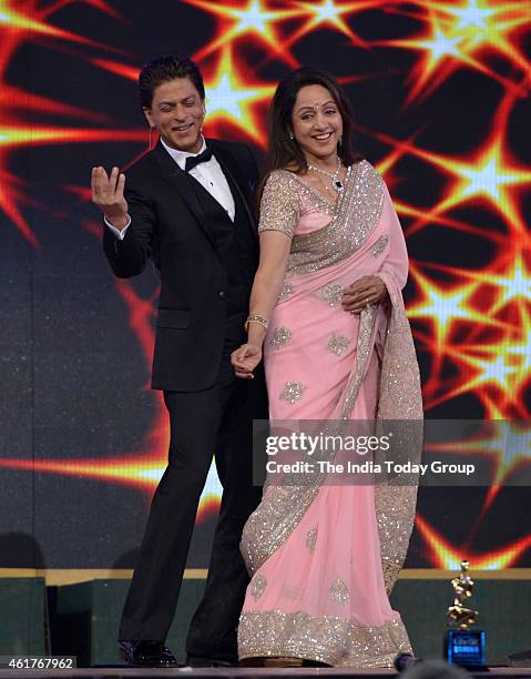 Shahrukh Khan and Hema Malini in Life ok screen awards 2015.