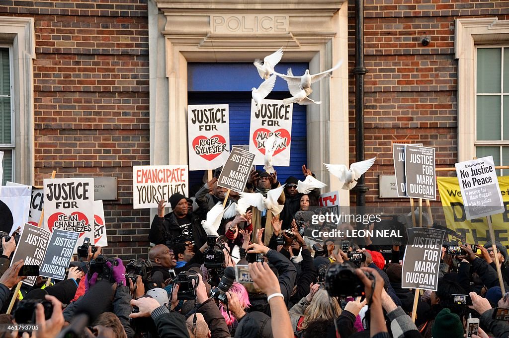 BRITAIN-UNREST-COURT-POLICE-VIGIL