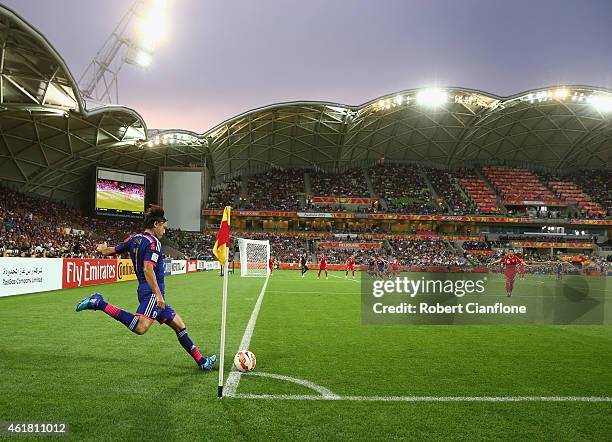 Yasuhito Endo of Japan takes a corner kick during the 2015 Asian Cup match between Japan and Jordan at AAMI Park on January 20, 2015 in Melbourne,...