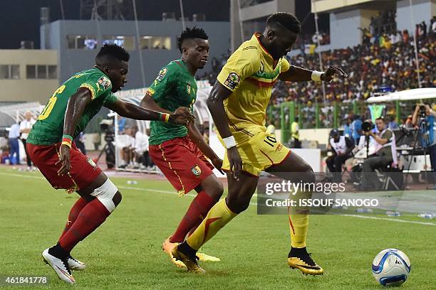 Mali's midfielder Bakary Sako challenges Cameroon's defender Ambroise Oyongo and Cameroon's forward Benjamin Moukandjo during the 2015 African Cup of...