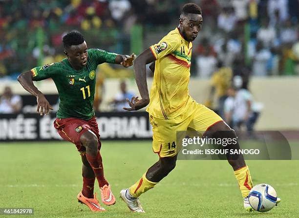 Mali's midfielder Sambou Yatabare challenges Cameroon's midfielder Georges Mandjeck during the 2015 African Cup of Nations group D football match...