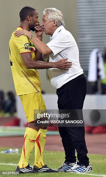 Mali's coach Henryk Kasperczak speaks to Mali's midfielder Seydou Keita during the 2015 African Cup of Nations group D football match between Mali...