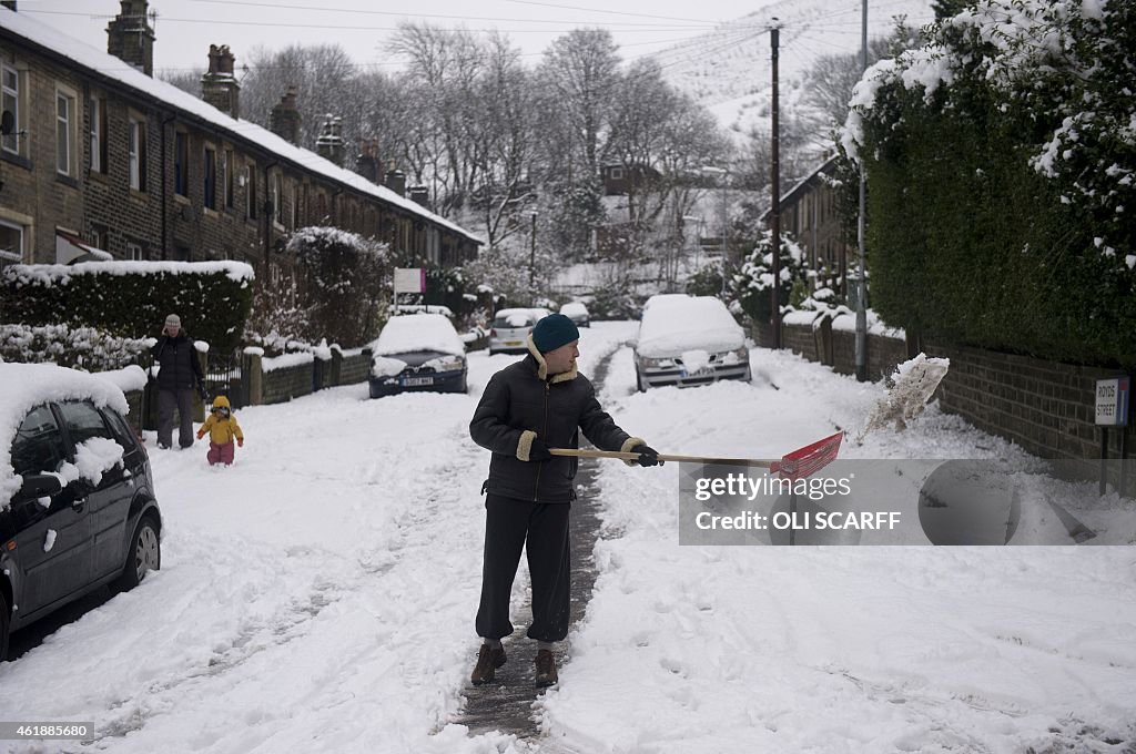 BRITAIN-WEATHER-SNOW