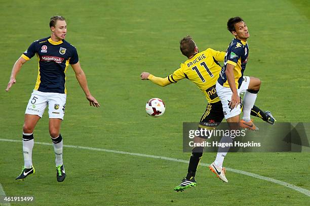 Trent Sainsbury of the Mariners and Jeremy Brockie of the Phoenix compete for the ball while Zachary Anderson of the Mariners looks on during the...