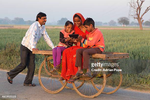 indian woman sharing tablet device with children - uttar pradesh - fotografias e filmes do acervo