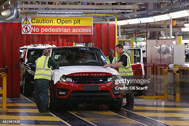 Land Rover Factory Line Inside Jaguar Land Rover Factory Plant Photos and Premium High Res ...