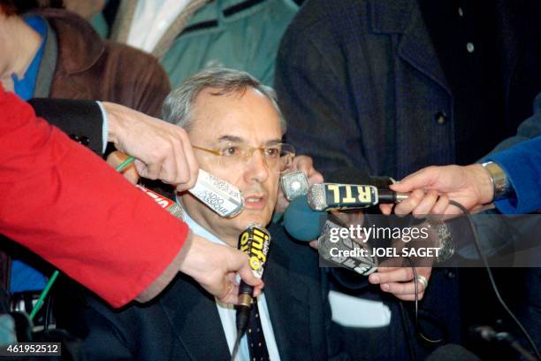 Le ministre des Affaires sociales, Jacques Barrot, répond aux questions des journalistes lors d'une conférence de presse, le 15 avril 1997, au siège...