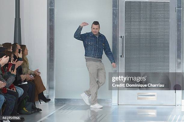 Fashion designer Kim Jones acknowledges the applause of the audience after the Louis Vuitton Menswear Fall/Winter 2015-2016 show as part of Paris...