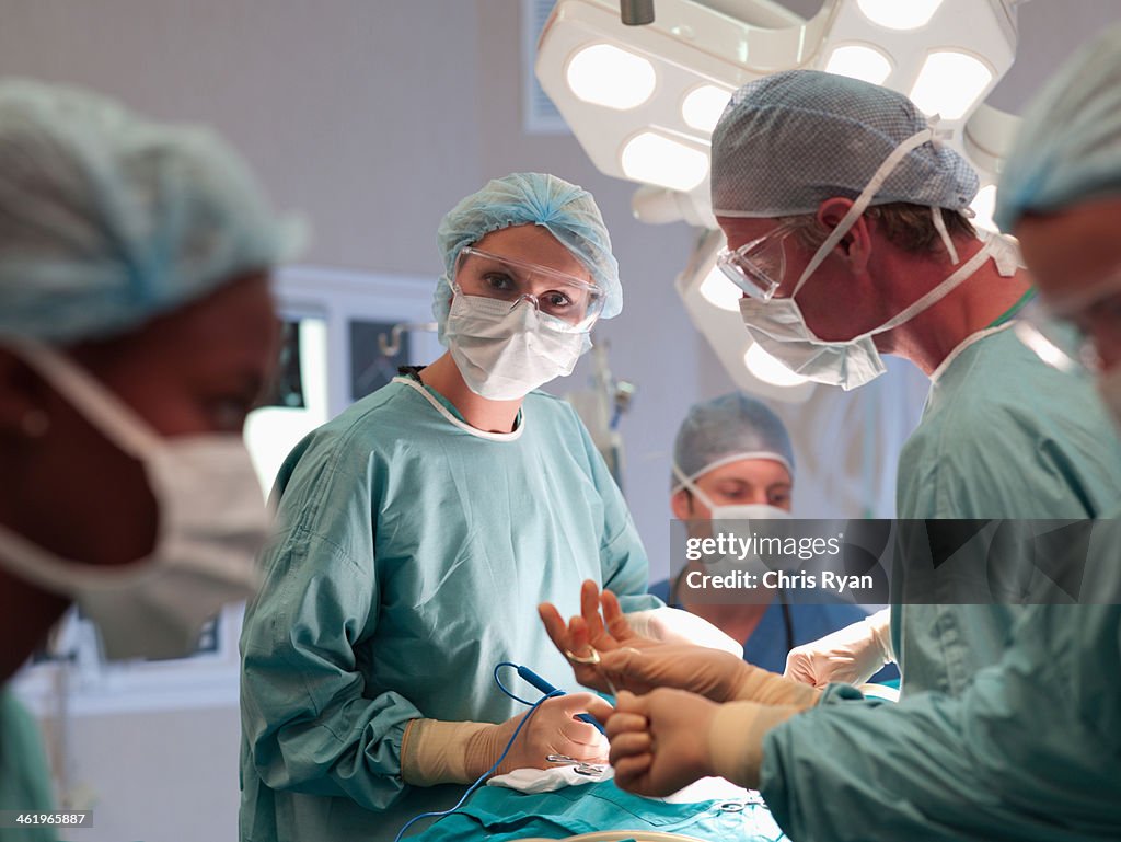 Team di chirurghi e infermieri in chirurgia