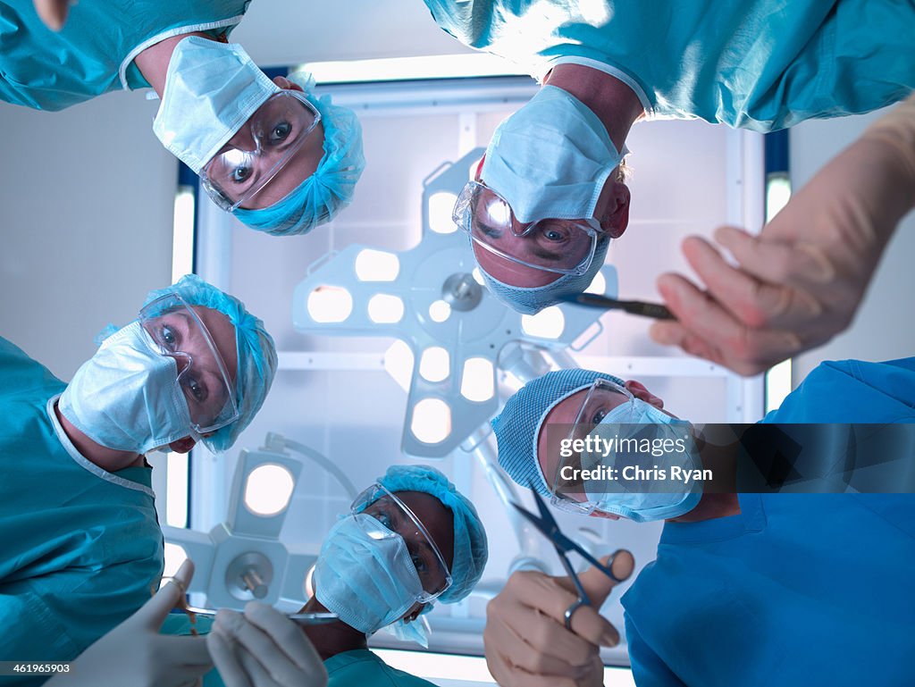 Livello basso vista di squadra chirurgica operativa
