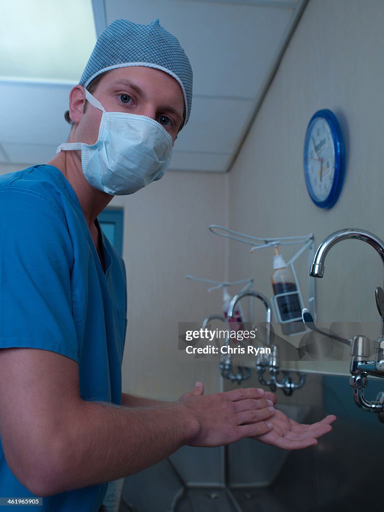 男性スクラブや外科手術用マスクで洗いルームの病院