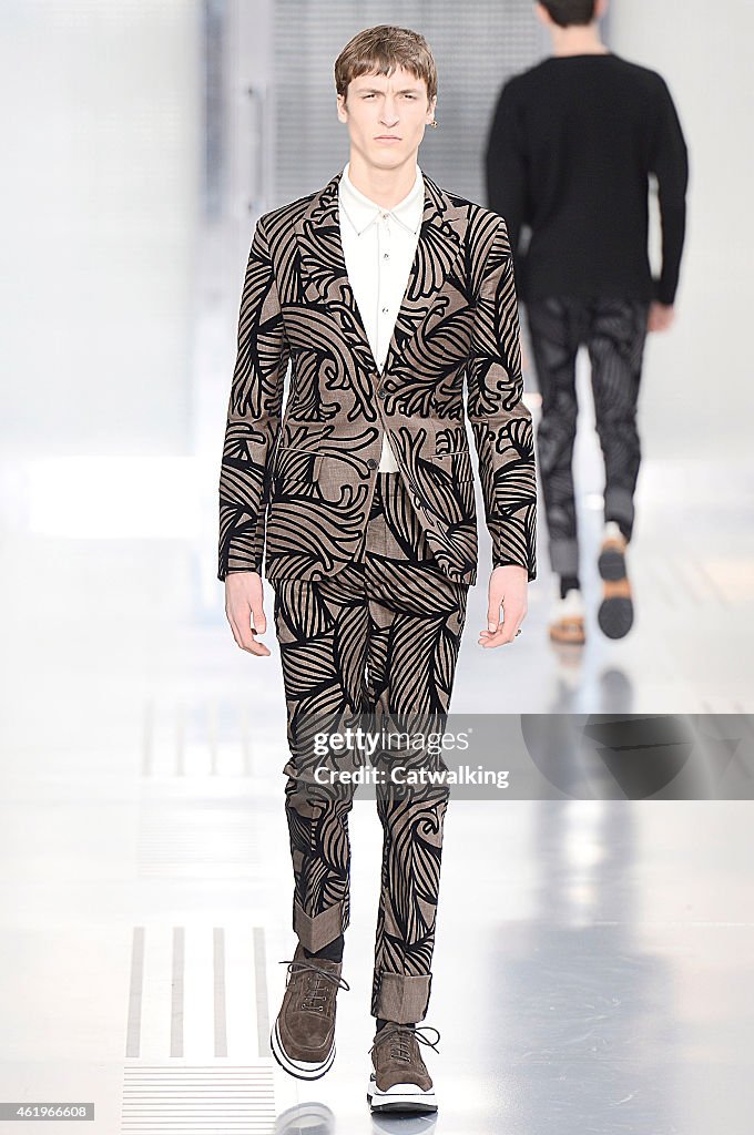 Louis Vuitton - Mens Fall 2015 Runway - Paris Menswear Fashion Week
