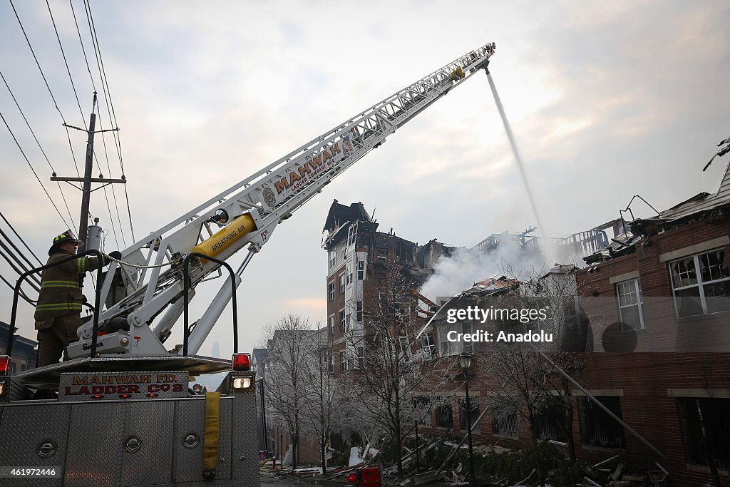 Massive fire destroys apartment complex in US