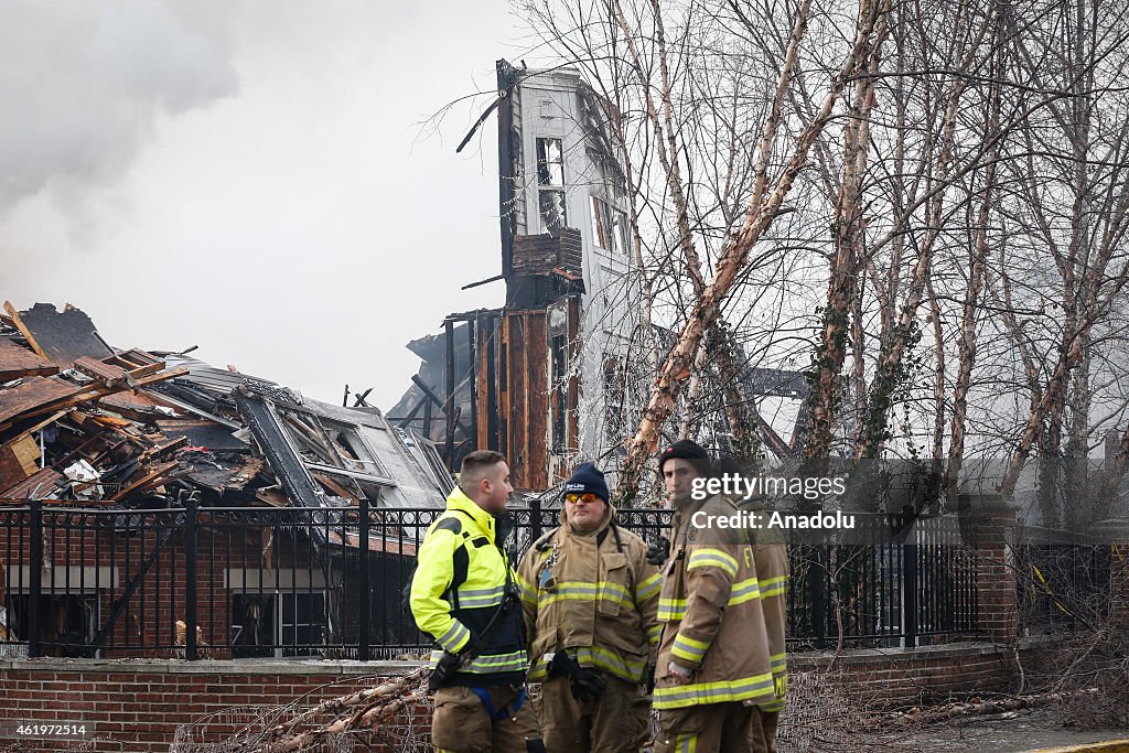 Massive fire destroys apartment complex in US