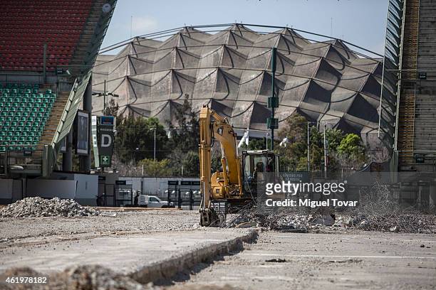 Builders working on the new track at the Hermanos Rodriguez Racing Circuit Facilities on January 22, 2015 in Mexico City, Mexico. The Mexico's Grand...