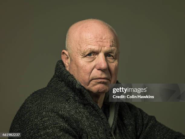 senior male portrait - sad old man fotografías e imágenes de stock