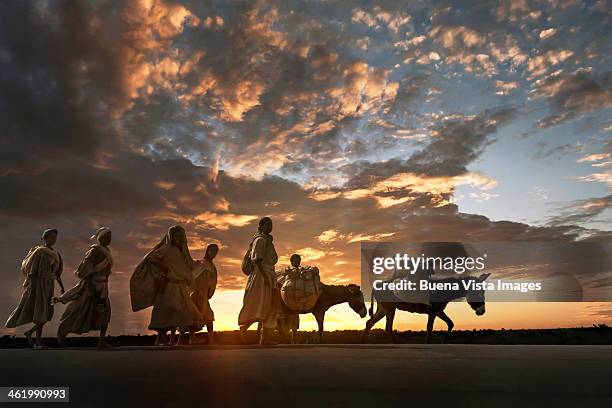 amhara women on the way to market - lalibela stock-fotos und bilder