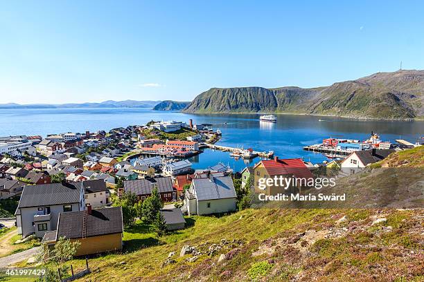 honningsvåg norway - the worlds northernmost town - honningsvåg stockfoto's en -beelden