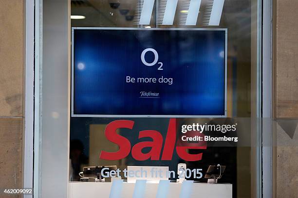 O2 Store Digital Screen 27 Tv Screens Shop Window Stock Photos, High-Res Pictures, and Images ...