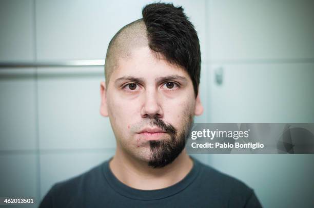 half shaved head - corte de pelo con media cabeza rapada fotografías e imágenes de stock