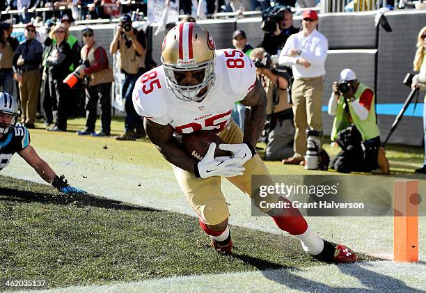 Vernon Davis of the San Francisco 49ers catches a touchdown in the second quarter against the Carolina Panthers during the NFC Divisional Playoff...