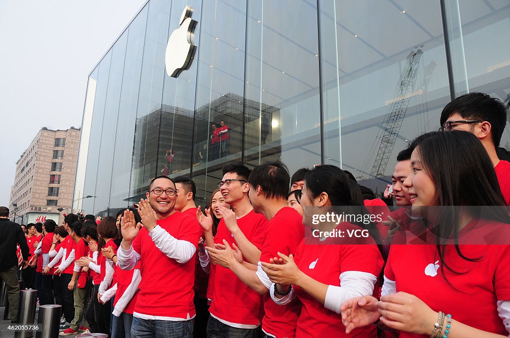 Apple Flagship Store Opens In Hangzhou