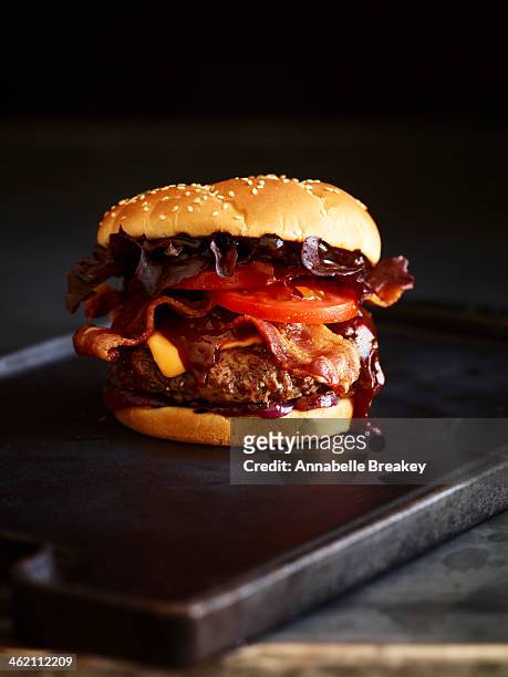 bacon barbeque burger - fundo preto imagens e fotografias de stock