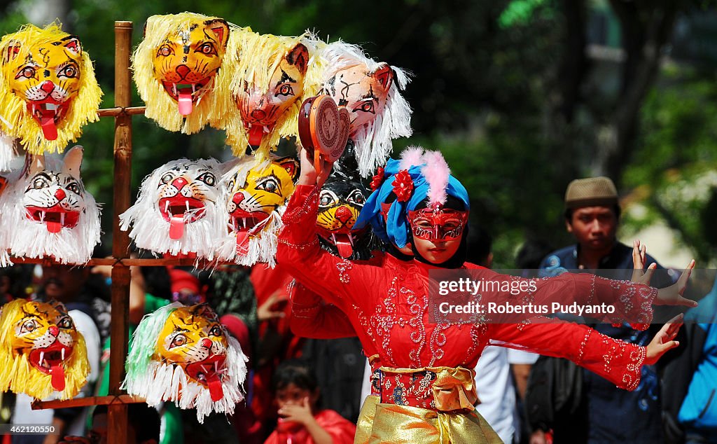 Malid Indonesian Muslim girls dance during the Mawlid Mask Festival to ...