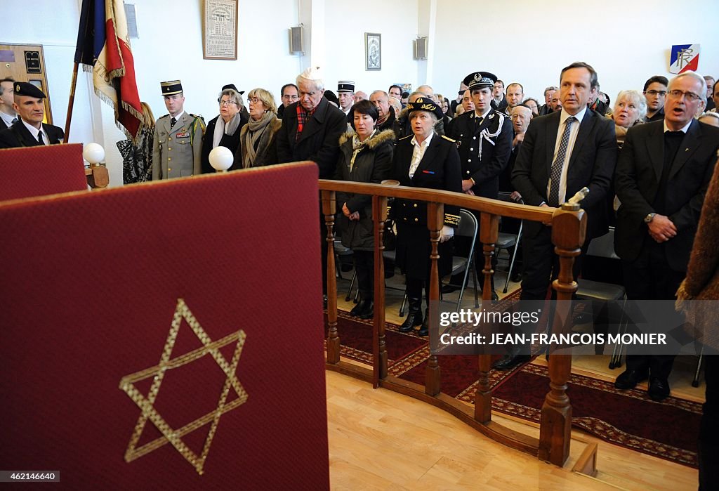 FRANCE-ATTACKS-CHARLIE-HEBDO-TRIBUTE-SYNAGOGUE