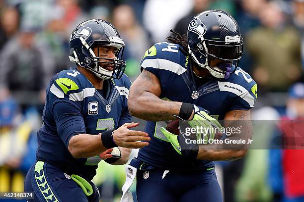 Russell Wilson hands the ball off to Marshawn Lynch of the Seattle Seahawks against the Green Bay Packers during the 2015 NFC Championship game at...