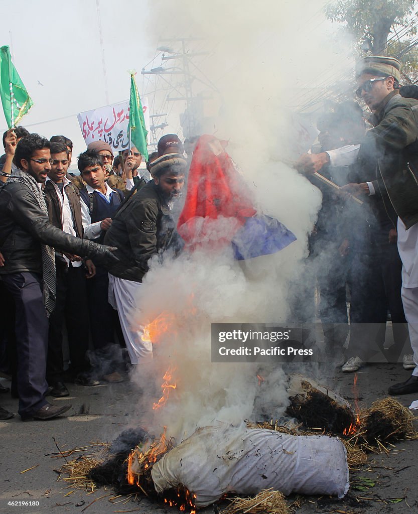 Pakistani students of (Punjab Polytechnic Institute ) burn...