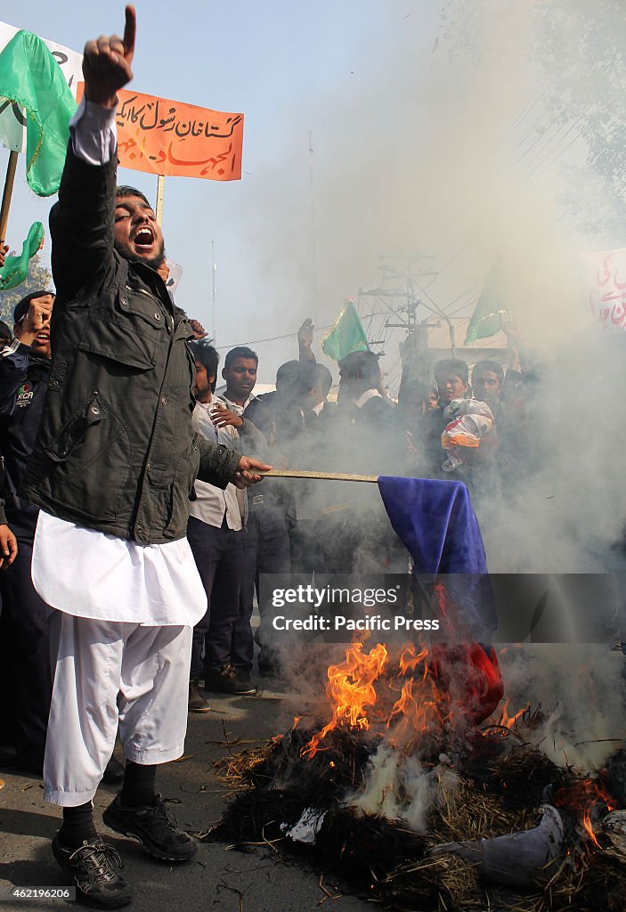 Pakistani students of (Punjab Polytechnic Institute ) burn...