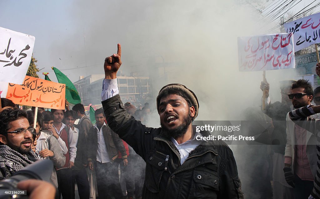 Pakistani students of (Punjab Polytechnic Institute ) burn...