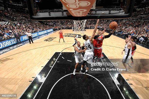Larry Sanders of the Milwaukee Bucks shoots against the San Antonio Spurs on January 25, 2015 at the AT&T Center in San Antonio, Texas. NOTE TO USER:...