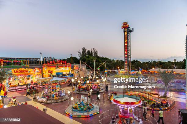 the luna park - atracción de feria fotografías e imágenes de stock